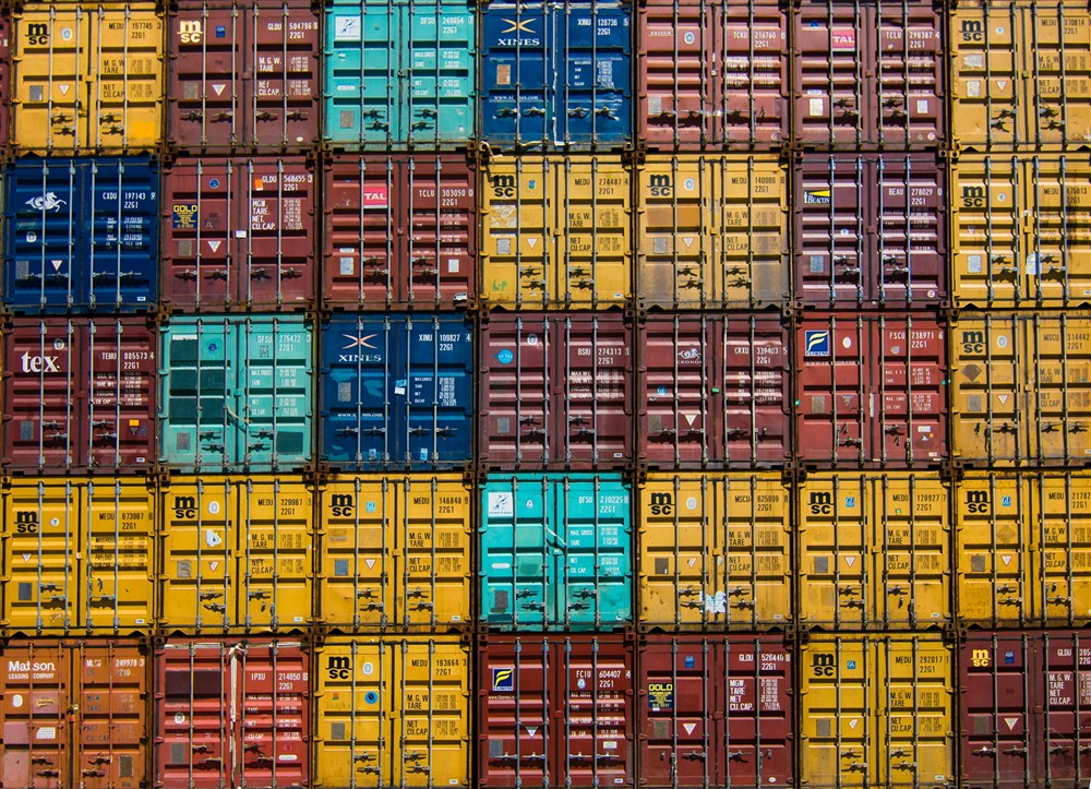 Contenedores organizados en una terminal logística